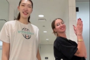 心情不错噢!韩旭晒与队友合拍的舞蹈视频:舞一曲